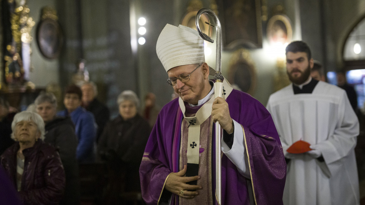 Erdő Péter bíboros, esztergom-budapesti érsek misét mutat be a Vakok Batthyány László Római Katolikus Gyermekotthonának karácsonyi pásztorjátéka után a Batthyány téri Szent Anna-templomban 2019. december 19-én.