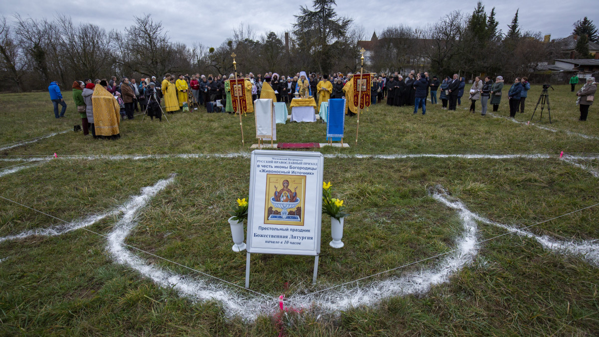 Márk Jegorjevszkij püspök, a Magyar Ortodox Egyházmegye kormányzó főpapja (k) istentisztelet celebrál a Szentséges Isten Anyja Életadó Forrás ikonjának tiszteletére elnevezett ortodox templom alapkőletételén, a hévízi Ady utcában 2019. december 27-én. A Moszkvai Patriarchátus Magyar Ortodox Egyházmegyéje egy mértéktartó, 15-ször 15 méter alapterületű, 12 méter magas, jellegzetesen hagymakupolás templomot épít fel egy év alatt. A fürdővárosban és környékén nagyon sok oroszajkú, ortodox vallású él, jelentős az orosz és ukrán turistaforgalom, az egyházmegye ezért már hosszú évek óta tart miséket is a városban.