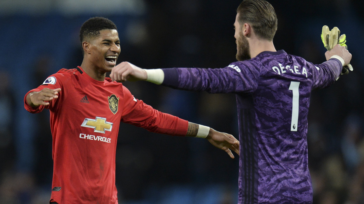 Marcus Rashford (b) és David de Gea, a Manchester United játékosai, miután 2-1-re győztek a Manchester City ellen az angol első osztályú labdarúgó-bajnokság 2019. december 7-i mérkőzésén a manchesteri Etihad Stadionban.