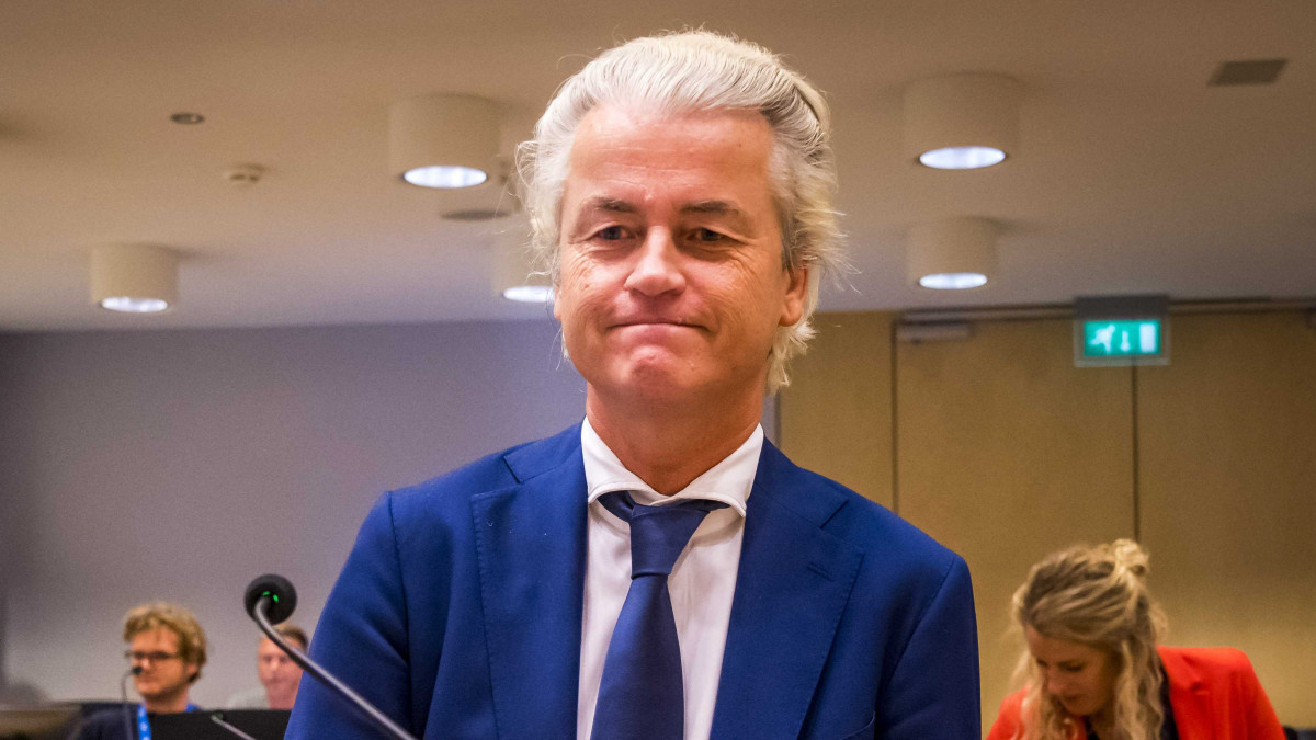 Geert Wilders, a holland Szabadságpárt (PVV) vezetője a tárgyalóteremben az Amszterdam melletti Schipol bíróságán, büntetőpere újabb tárgyalási napján, 2019. szeptember 3-án. Wilderst a Hollandiában élő marokkói kisebbség elleni gyűlöletbeszéddel, uszítással és diszkriminációval vádolják. A vád szerint Wilders 2014-ben azt a kérdést tette fel támogatóinak, hogy több vagy kevesebb marokkóit akarnak a Holland Királyságban. A válasz az volt, hogy kevesebbet, amire a politikus mosolyogva azt válaszolta, hogy mi meg tudjuk oldani.