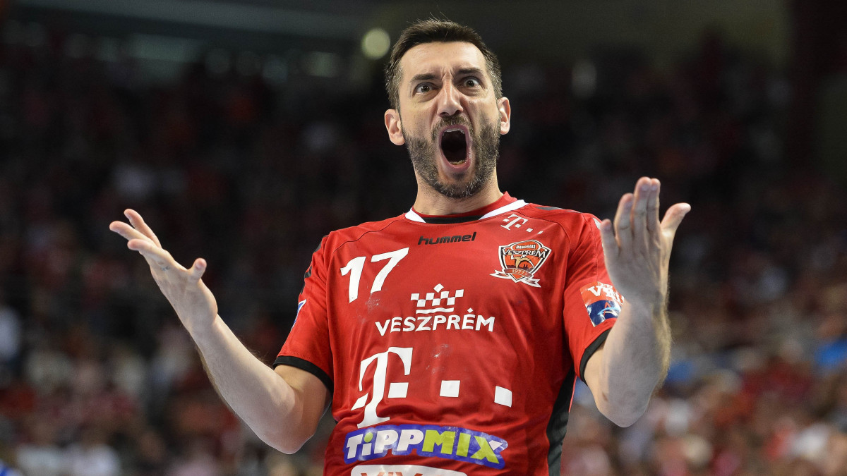 A veszprémi Dragan Gajic a férfi kézilabda NB I döntőjének visszavágó mérkőzésén, a Telekom Veszprém - MOL-Pick Szeged találkozón a Veszprém Arénában 2018. május 20-án. A szegedi csapat 29-26-ra kikapott a címvédő Telekom Veszprémtől, de összesítésben egyetlen góllal, 58-57-re jobbnak bizonyult riválisánál.