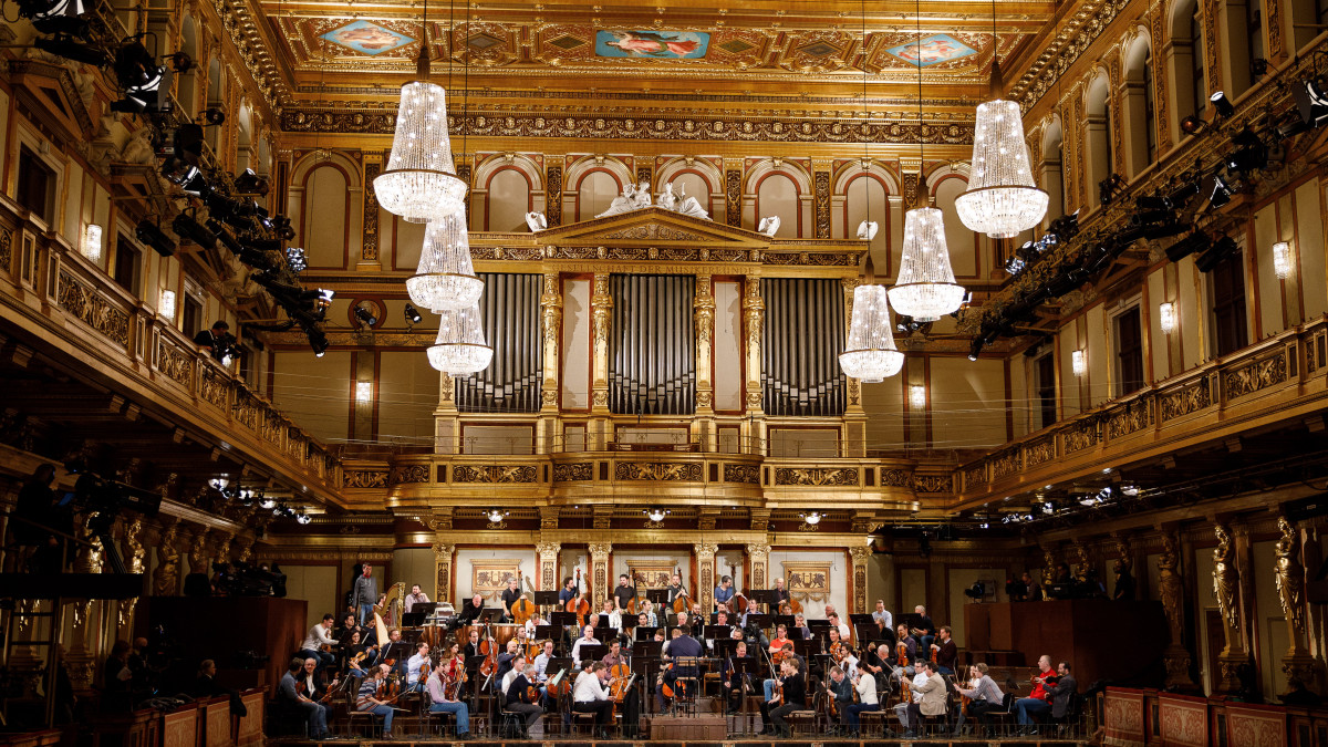 Andris Nelsons lett karmester a Bécsi Filharmonikusok zenekarát vezényli az együttes hagyományos újévi koncertjének főpróbáján a bécsi Musikverein koncerttermében 2019. december 27-én.