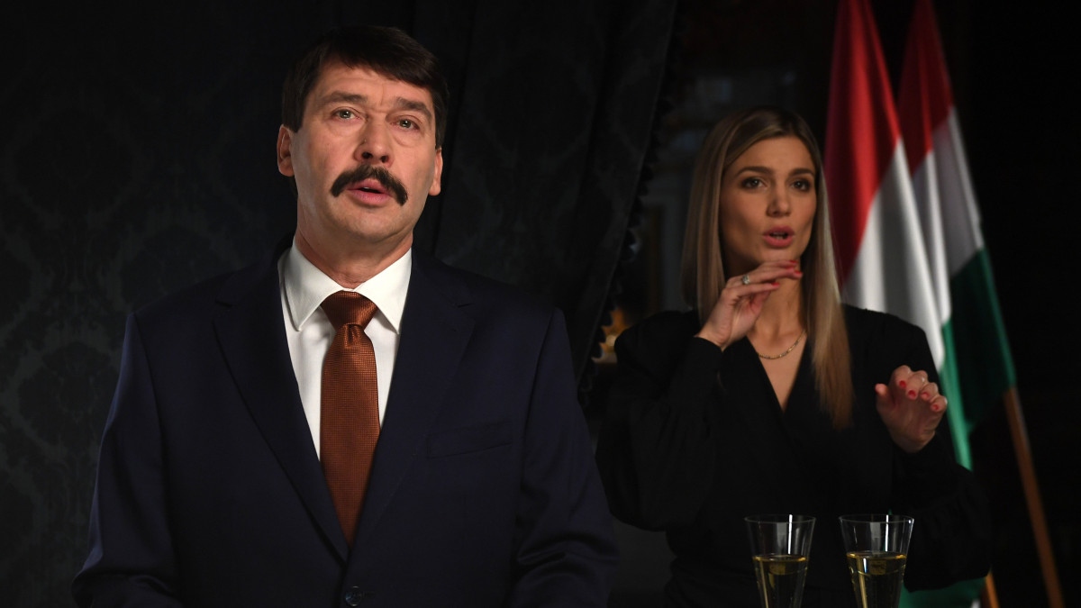Áder János köztársasági elnök és Weisz Fanni jeltolmács, siket esélyegyenlőségi aktivista az államfő újévi köszöntőjének televíziós felvételén a Sándor-palotában 2019. december 27-én.