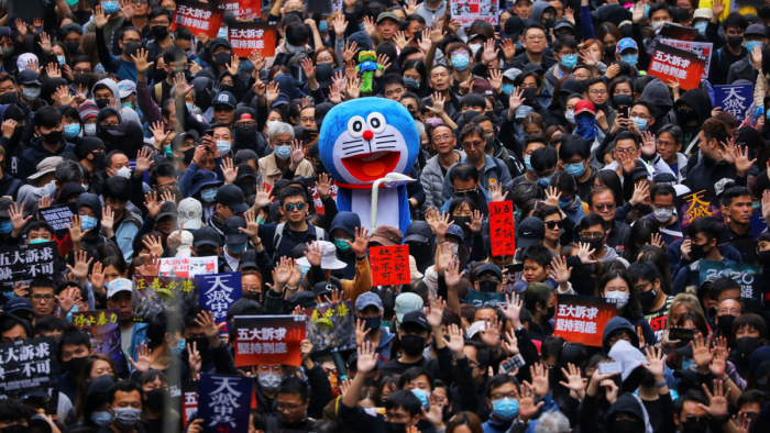 Százakat vettek őrizetbe Hongkongban