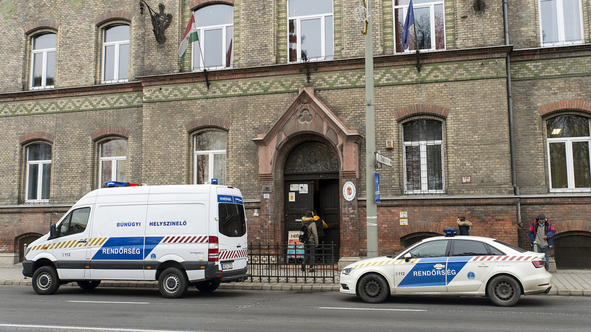 Rendőrautók a Győri Szakképzési Centrum Jedlik Ányos Gépipari és Informatikai Szakgimnáziuma, Szakközépiskolája és Kollégiuma előtt 2019. december 5-én, miután az iskolában késelés történt. Sajtóinformációk szerint egy diák késelt meg egy tanárt.