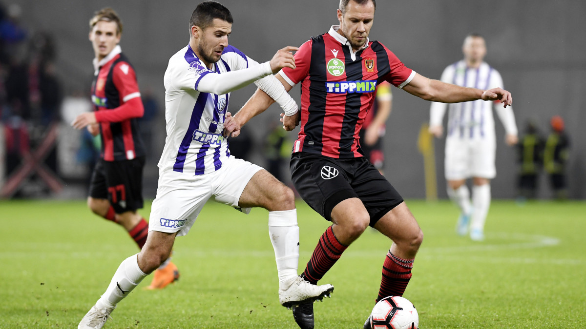 Bojan Sankovic, az Újpest (b) és Vadócz Krisztián, a Honvéd játékosa a labdarúgó OTP Bank Liga 16. fordulójában játszott Budapest Honvéd - Újpest FC mérkőzésen az Új Hidegkuti Nándor Stadionban 2019. december 14-én.