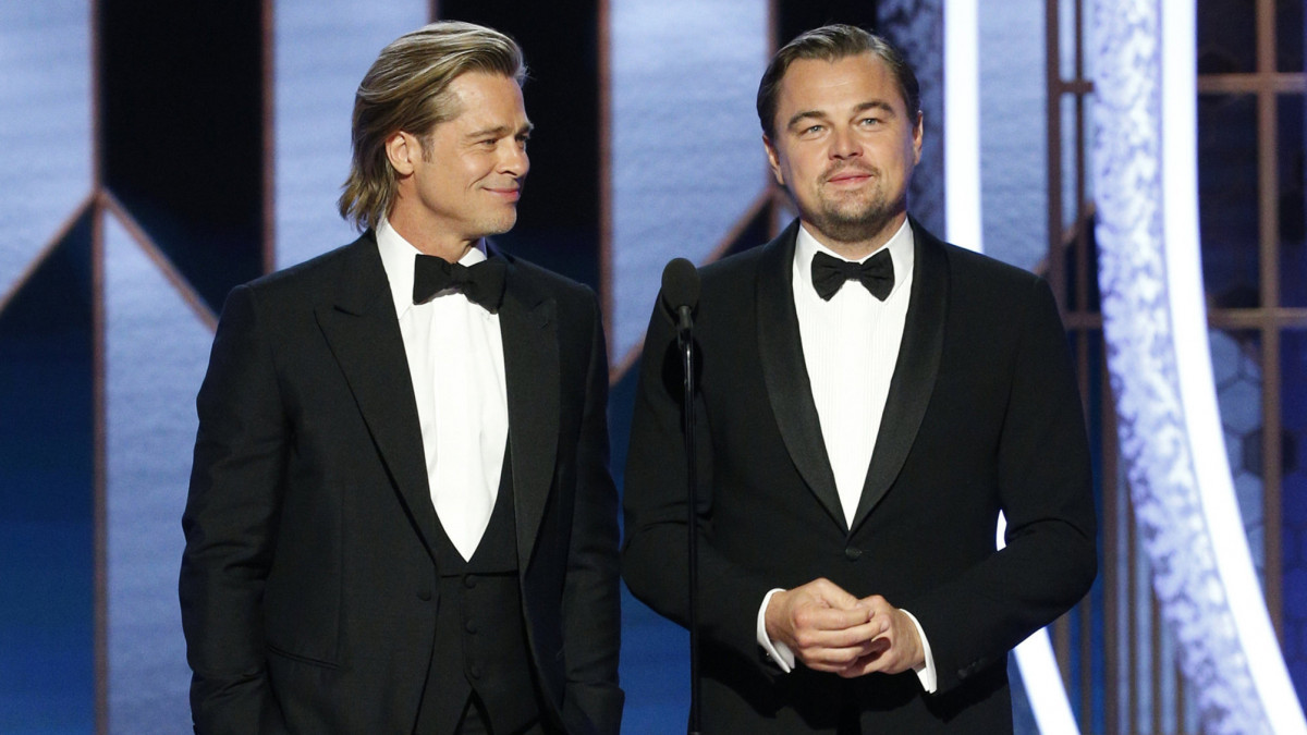 Az NBC felvételén Brad Pitt (b) és Leonardo DiCaprio amerikai színész a színpadon a Hollywoodban akkreditált külföldi újságírók szövetségének (HFPA) évenkénti gálája, a Golden Globe-díjak 77. átadóünnepségén a kaliforniai Beverly Hillsben 2020. január 5-én.