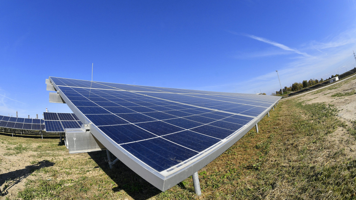 Napelemek a Mol 6,71 megawatt teljesítményű napelemparkjában Százhalombattán, az olajfinomító területén 2019. október 18-án. A Mol Százhalombattán, Tiszaújvárosban és Füzesgyarmaton állított üzembe napelemparkot, összesen 18,4 megawatt teljesítménnyel.