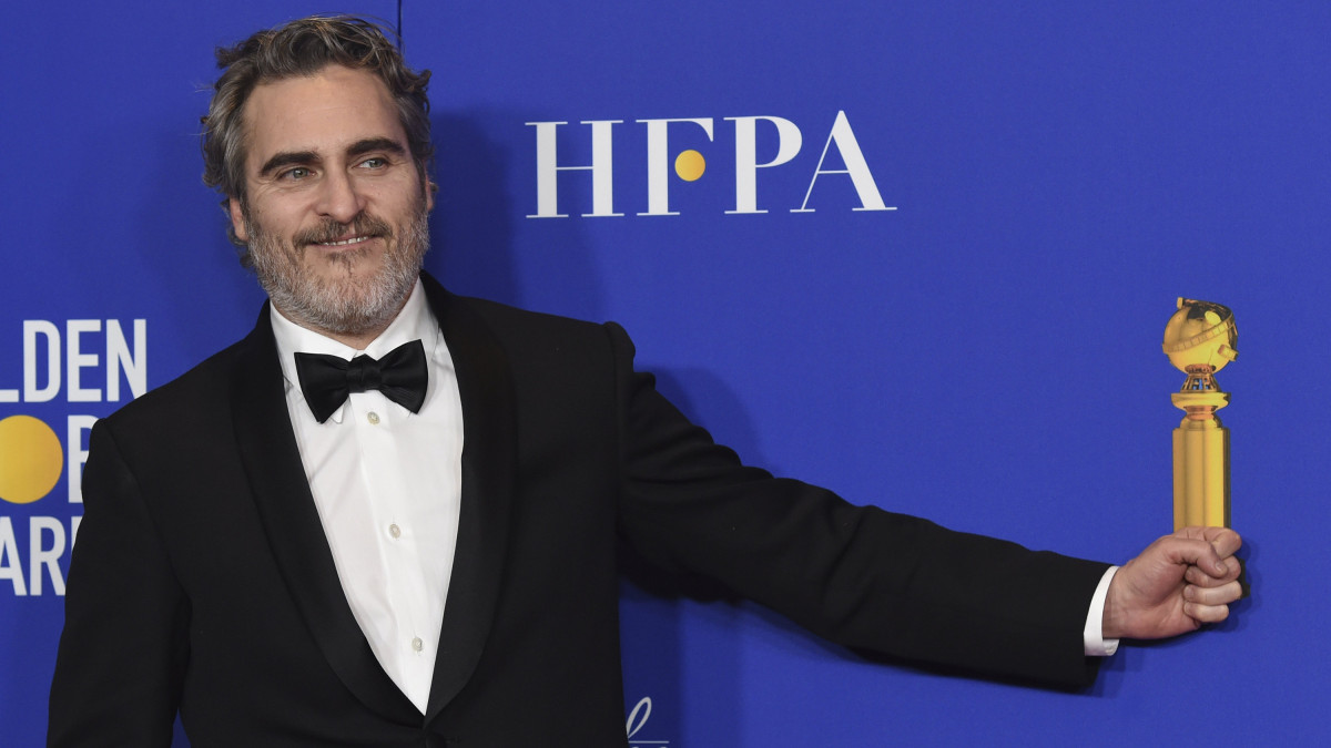 Joaquin Phoenix amerikai színész fotózáson vesz részt, miután átvette a filmdráma kategória legjobb férfi főszereplőjének járó elismerést a Joker című filmben nyújtott alakításáért a Hollywoodban akkreditált külföldi újságírók szövetségének (HFPA) évenkénti gáláján, a Golden Globe-díjak 77. átadóünnepségén a kaliforniai Beverly Hillsben 2020. január 5-én.