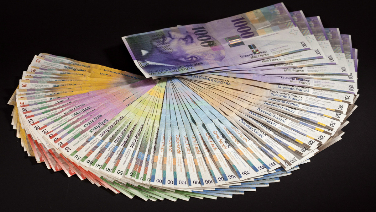 Zürich, 2011. augusztus 5.Az összes létező svájci frank bankjegy látható a 2010. augusztus 12-én készült képen. Az általános befektetői bizalomvesztés terhe alatt felgyorsult a befektetési eszközök árfolyamvesztése a nemzetközi devizapiacokon; a forint is e folyamat sodrásában gyengül, árfolyama az amúgy is erősödő svájci frankkal szemben új mélypontra esett 254,80 forintos jegyzésen. (MTI/EPA/Gaetan Bally)