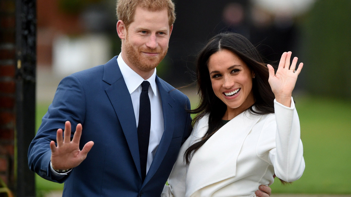 London, 2017. november 27.Harry herceg, a brit trónörökös másodszülött fia és jegyese, Meghan Markle amerikai színésznő a londoni Kensington-palota kertjében 2017. november 27-én. Károly walesi herceg londoni hivatala, a Clarence House ezen a napon bejelentette, hogy a 33 éves Harry herceg és a 36 esztendős Meghan Markle novemberben eljegyezte egymást. A közlemény szerint az esküvőt 2018 tavaszán tartják. (MTI/EPA/Facundo Arrizabalaga)