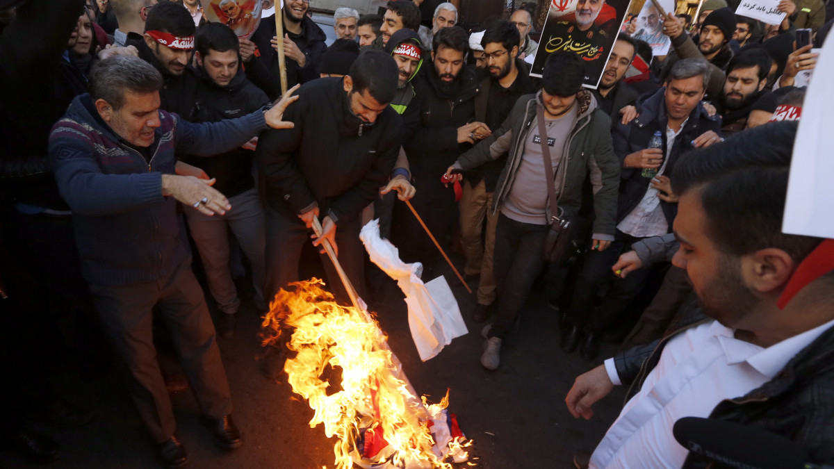 A teheráni brit nagykövetség előtt tüntető irániak brit és izraeli zászlót égetnek 2020. január 12-én. Az előző nap az iráni hatóságok rövid időre előállították Robert Macaire brit nagykövetet azzal a váddal, hogy részt vett egy kormányellenes tüntetésen. Macaire szerint az Irán által lelőtt ukrán repülőgép áldozatairól szóló megemlékezésen vett részt, amelyről távozott, mielőtt az kormány elleni tiltakozássá alakult át.