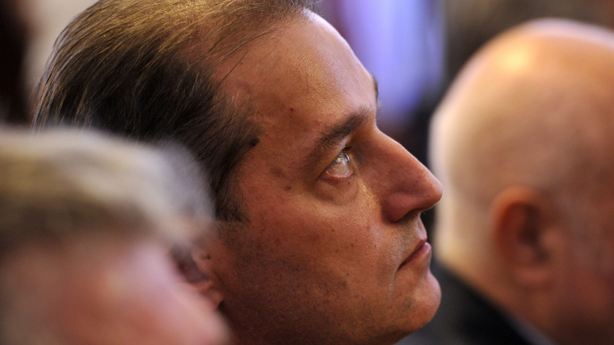 Hunvald György volt szocialista országgyűlési képviselő, Erzsébetváros egykori polgármestere a Gál György volt szabad demokrata önkormányzati politikus és társai ellen csalás bűntette és más bűncselekmények miatt indult büntetőper tárgyalásán a Kúrián 2014. július 1-jén. Az erzsébetvárosi ingatlanpanamaként elhíresült büntetőperben a Kúria harmadfokon egy évre változtatta Hunvald György börtönbüntetését.