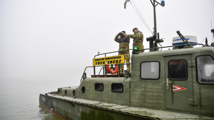 Csónakokkal próbálkoztak határsértők a Tiszán
