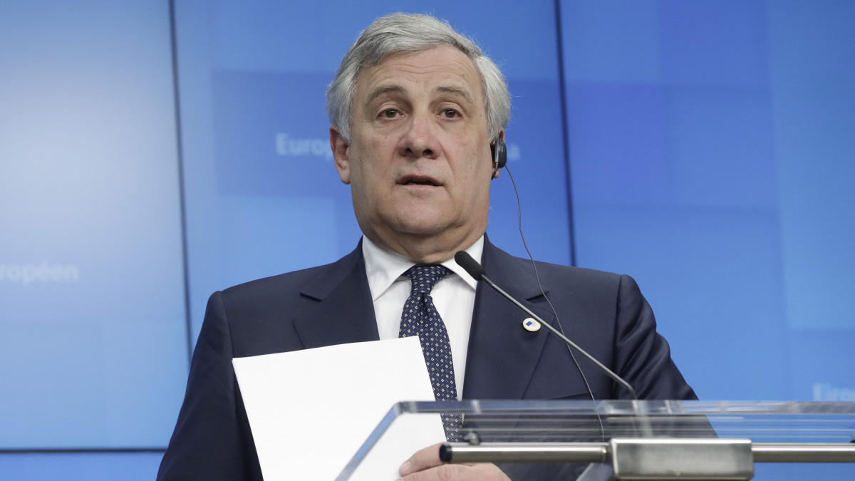 Antonio Tajani, az Európai Parlament elnöke sajtóértekezletet tart az EU-tagországok állam- és kormányfői kétnapos találkozójának kezdete előtt Brüsszelben 2019. március 21-én.