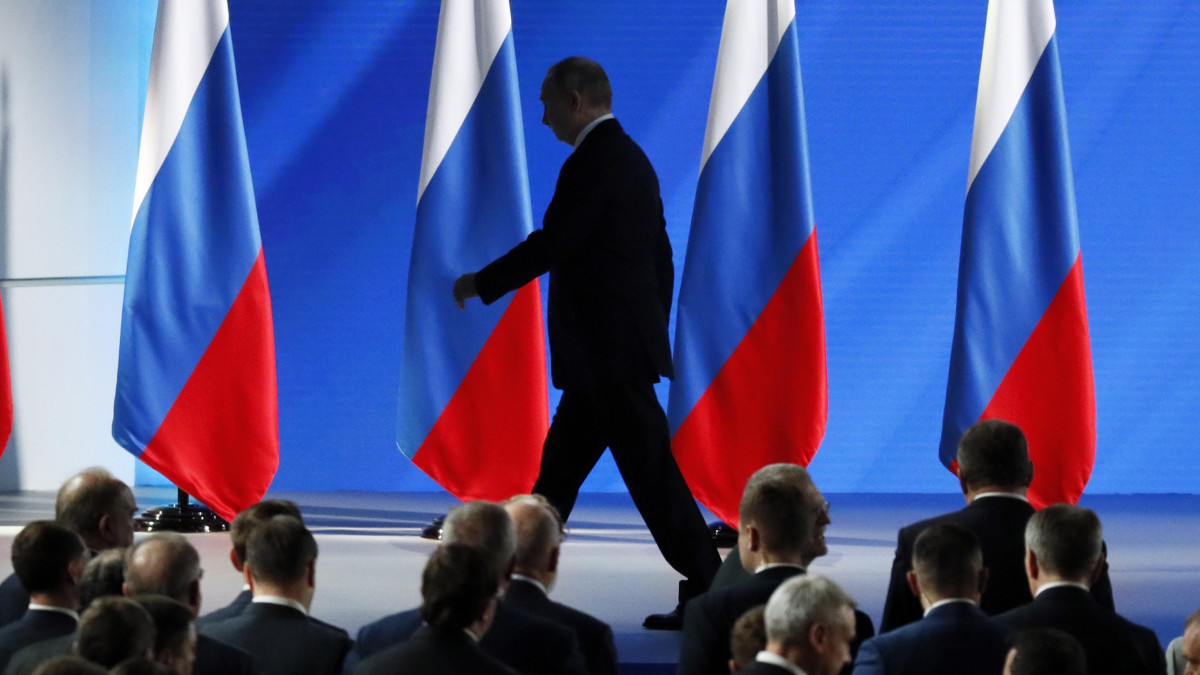 Vlagyimir Putyin orosz elnök távozik a pódiumról a parlament két háza előtt elmondott, éves beszéde után a moszkvai Manyézs Központi Kiállítási Csarnokban 2020. január 15-én.