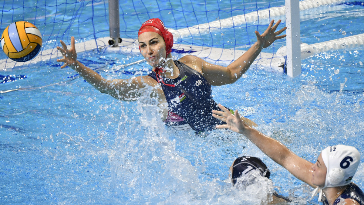 Kasó Orsolya (b) és Parkes Rebecca (j) a magyar, valamint Audrey Daule, a francia válogatott tagja (j2) a budapesti vízilabda Európa-bajnokság női tornája negyeddöntőjében játszott Magyarország - Franciaország mérkőzésen a Duna Arénában 2020. január 21-én.