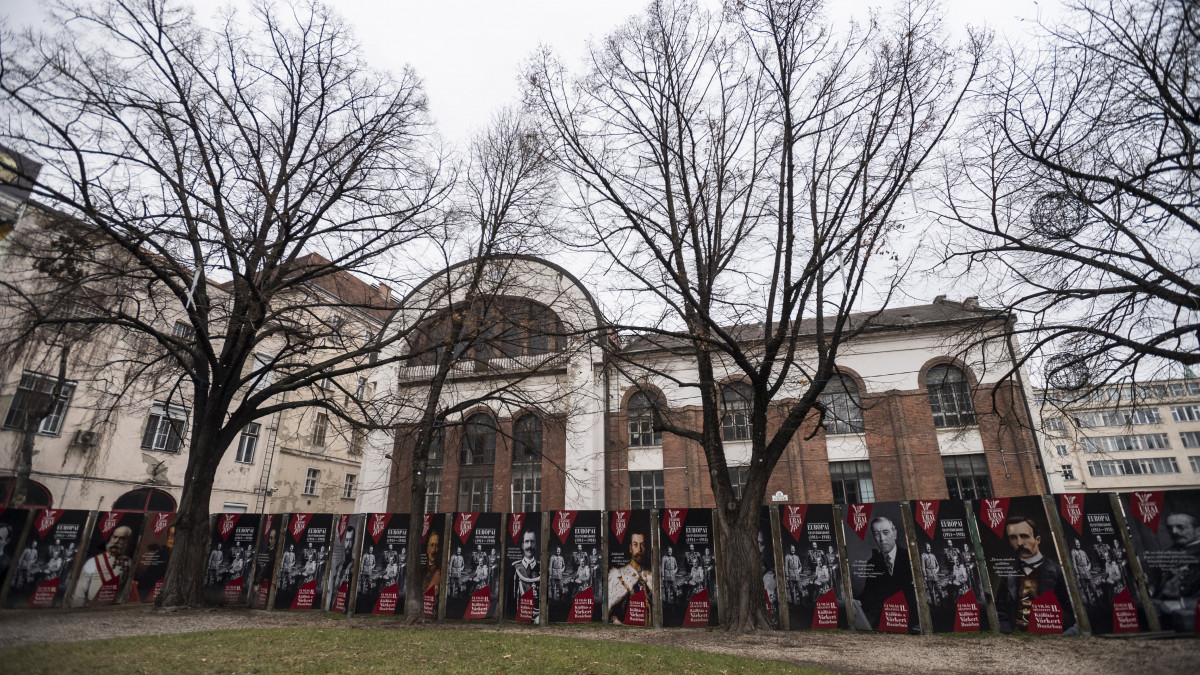 Az üresen álló Merlin Színház Budapesten a Gerlóczy utcában 2020. január 22-én. Az idén elkezdődik a Merlin Színház korábbi, az utcában álló épületének felújítása - jelentette be Karácsony Gergely főpolgármester az ezen a napon, a magyar kultúra napján, a Gerlóczy utcában tartott sajtótájékoztatóján.