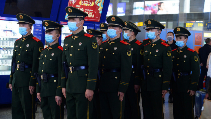 Három nap alatt épít kórházat Kína - a média hallgat a koronavírusról