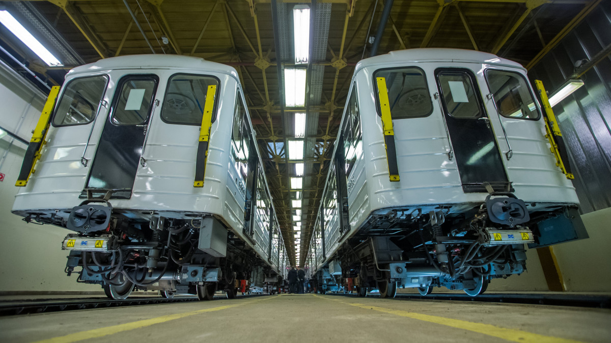 A 3-as metró a felújított szerelvényei a BKV Kőér utcai járműtelepén, ahol sajtótájékoztatót tartott a kocsik műszaki állapotáról Héri József, a BKV Metró Üzemigazgatóságának vezetője 2020. január 22-én.