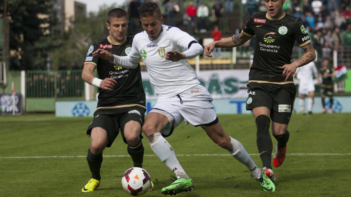 Hrepka Ádám, a Szombathely (k), valamint Jovanovic Aleksandar (b) és Besic Muhamed (j), a Ferencváros játékosa az OTP Liga 29. fordulójában játszott Szombathelyi Haladás - Ferencváros bajnoki labdarúgó-mérkőzésen Szombathelyen 2014. május 18-án.