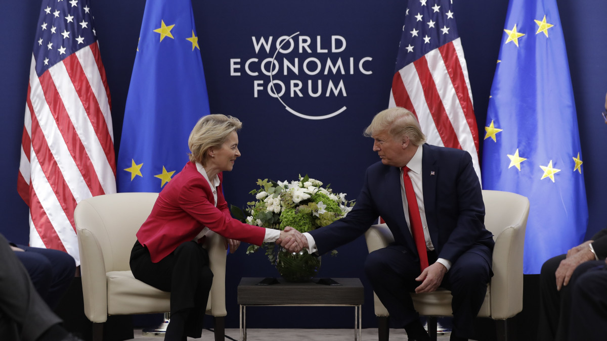 Ursula von Der Leyen, az Európai Bizottság elnöke és Donald Trump amerikai elnök a Világgazdasági Fórum 50. davosi találkozóján 2020. január 21-én, az esemény nyitónapján.