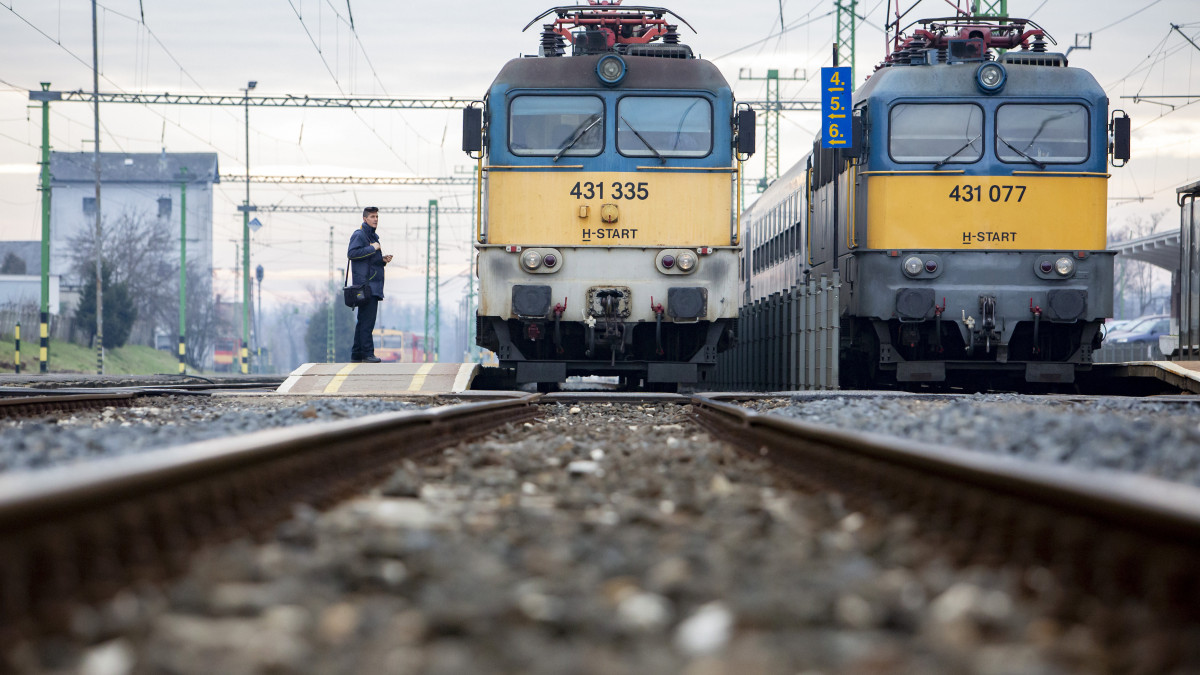 Vonatok a zalaegerszegi vasútállomáson 2020. január 9-én. Ezen a napon sajtótájékoztatót tartottak a Zalaegerszeget érintő vasúti fejlesztésekről. A tájékoztatón Homolya Róbert, MÁV Zrt. elnök-vezérigazgatója közölte, hogy a menetrendfejlesztés eredményeként 17-34 perccel csökkent Zalaegerszeg és Budapest között a vasúti közlekedés menetideje, a Göcsej Intercity (IC) vonatokkal 3 óra alatt lehet eljutni a zalai megyeszékhelyről a fővárosba.
