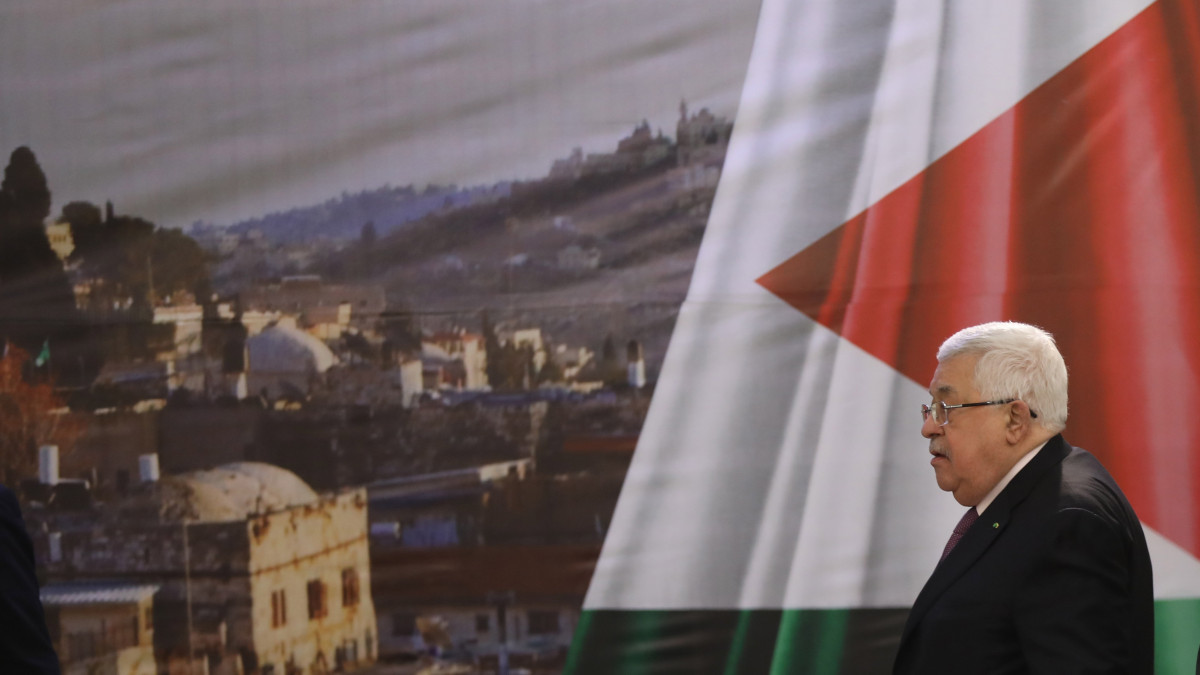 Mahmúd Abbász, a Palesztin Hatóság elnöke beszédre érkezik a ciszjordániai Rámalláh kormányzati negyedében 2020. január 28-án, miután Donald Trump amerikai elnök felvázolta az amerikai kormányzatnak az izraeli-palesztin konfliktus rendezésére irányuló elképzelését Washintonban Benjámin Netanjahu izraeli kormányfő jelenlétében. Trump kijelentette, hogy Washington Izrael szerves részeinek tekinti a ciszjordániai palesztin területeken létesített zsidó telepeket, valamint azt is, hogy Jeruzsálemet Izrael állam egy és oszthatatlan fővárosaként ismeri el. Bejelentette továbbá, hogy nagykövetséget tervez nyitni Kelet-Jeruzsálemben, amelyet a palesztinok leendő fővárosának nevezett.