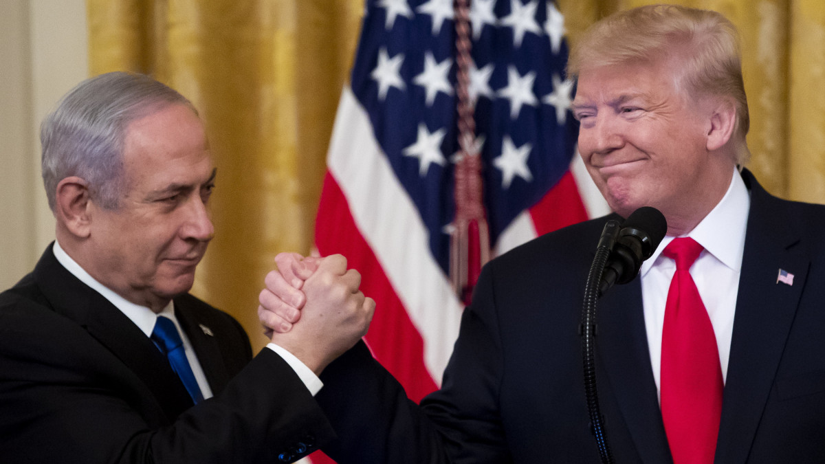 Donald Trump amerikai elnök (j) és Benjámin Netanjahu izraeli miniszterelnök sajtóértekezletet tart, amelyen Trump felvázolta a palesztin-izraeli konfliktus rendezésére irányuló amerikai kormányzati tervet a washingtoni Fehér Ház Keleti termében 2020. január 28-án.