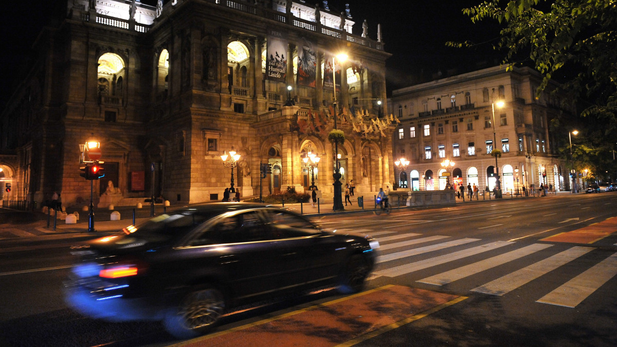 A Magyar Állami Operaház kivilágított épülete a budapesti Andrássy úton 2012. szeptember 26-án. Az Andrássy út és történelmi környezete 2002 óta szerepel az UNESCO világörökségi helyszíneinek listáján.