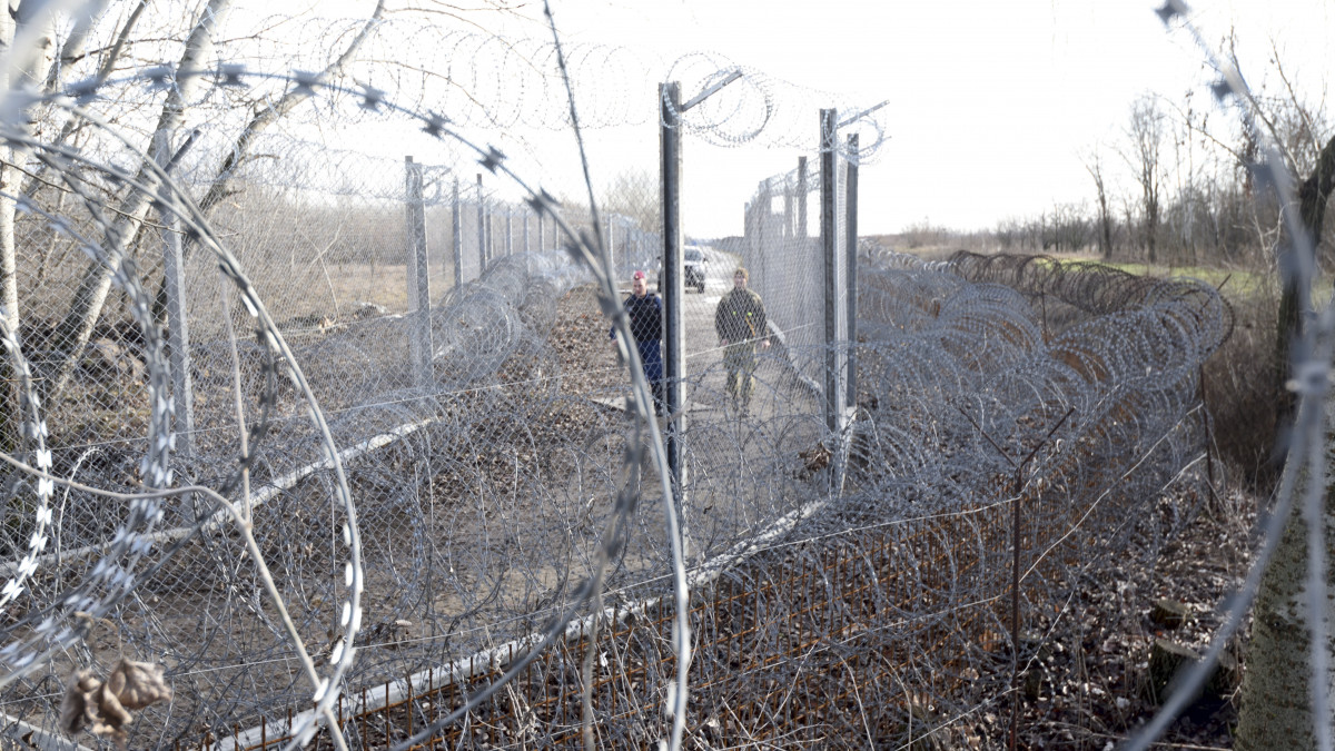 Rendőr és katona járőrözik a röszkei közúti határátkelőhely szomszédságában épült kerítésnél 2020. január 29-én. A határátkelőnél 2020. január 28-án hajnalban migránsok nagyobb csoportja próbált a kerítést megrongálva magyar területre jutni a szerb oldalról.