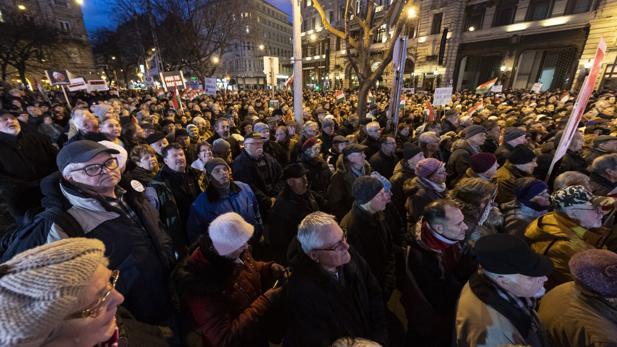 Résztvevők  a Niedermüller Péter (Demokratikus Koalíció)  erzsébetvárosi polgármester lemondását követelő tüntetésen a VII. kerületi városháza előtt 2020. január 30-án. A tüntetők az ellenzéki politikus azon kijelentése ellen tiltakoztak, amelyben rettenetes képződménynek nevezte a fehér, keresztény, heteroszexuális férfiakat és nőket.