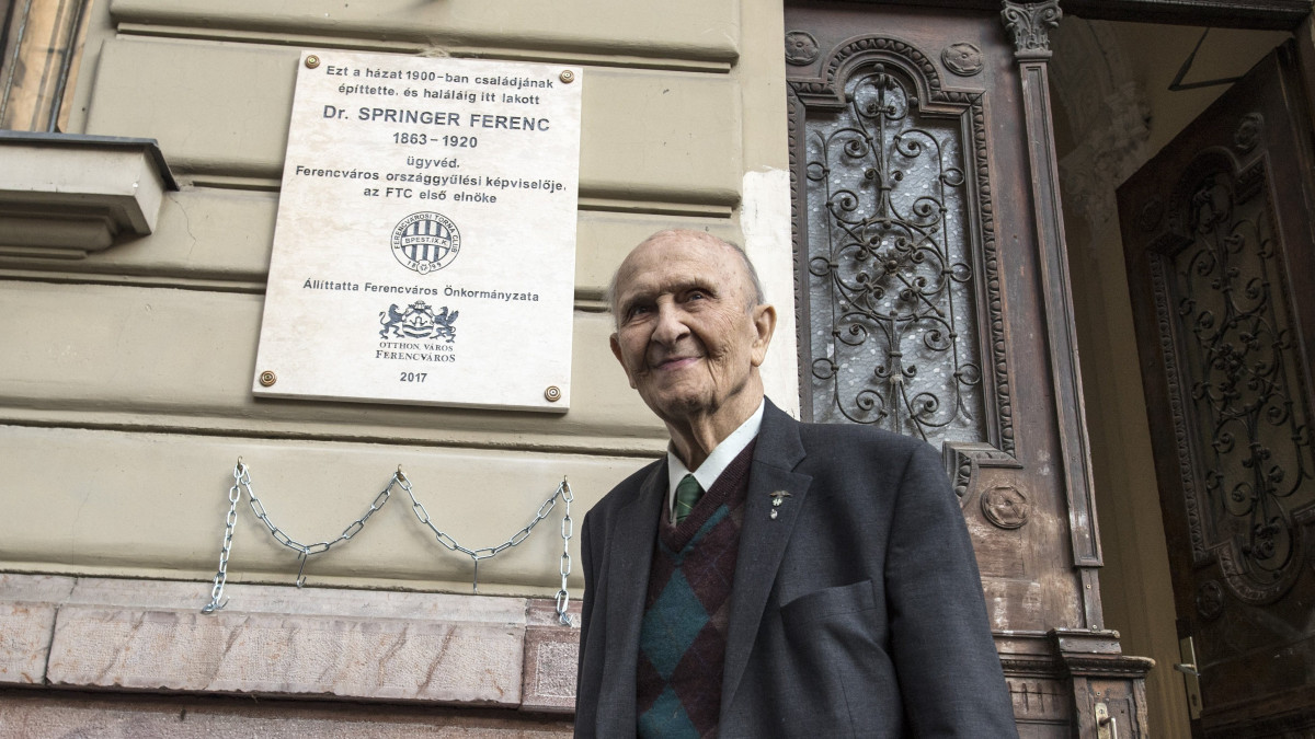 Springer Miklós a nagyapja, Springer Ferenc, az FTC alapítója emléktáblájának avatásán Budapesten, a Hőgyes utcában 2017. május 10-én.