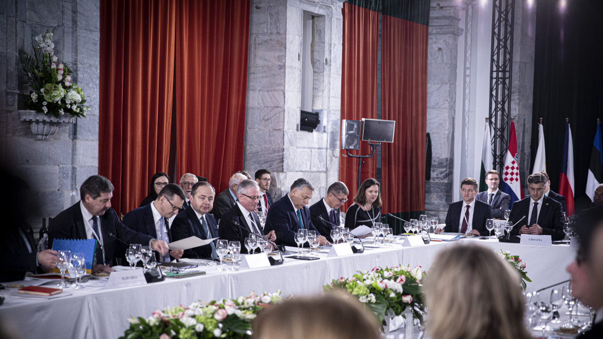 A Miniszterelnöki Sajtóiroda által közreadott képen Orbán Viktor miniszterelnököt (szemben, b6) a Kohézió Barátai csoport kormányfői szintű ülésén a portugáliai Beja városában 2020. február 1-jén. Balról Mateusz Morawiecki lengyel kormányfő (b3), Gottfried Péter, a kormányfő európai és külgazdasági főtanácsadója (b5) és Andrej Babis cseh kormányfő (b7).
