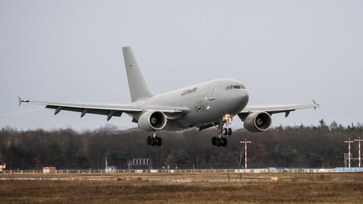 A német légierő A310-es repülőgépe mintegy 140 Kínából kimenekített német állampolgárral a fedélzetén leszáll a frankfurti repülőtérre 2020. február 1-jén. Az embereket az orvosi vizsgálat után két hétre karanténba zárják. Az új koronavírus eddig csaknem 12 embert fertőzött meg Kínában, a halottak száma pedig elérte a 259-et Kínában, valamint szórványos eseteket jelentettek több mint 20 országból.