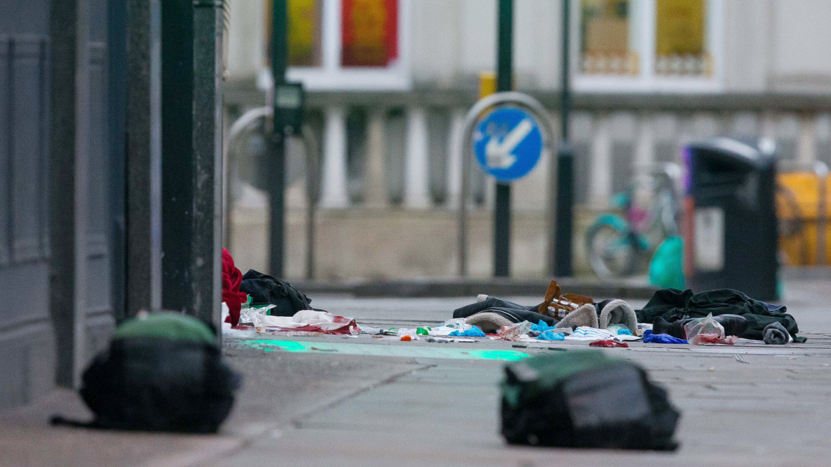 Földön heverő személyes holmik a London déli részén fekvő Streatham városrészben elkövetett késes támadás helyszínén 2020. február 2-án. A támadó több embert megsebesített, a kiérkező rendőrök agyonlőtték.