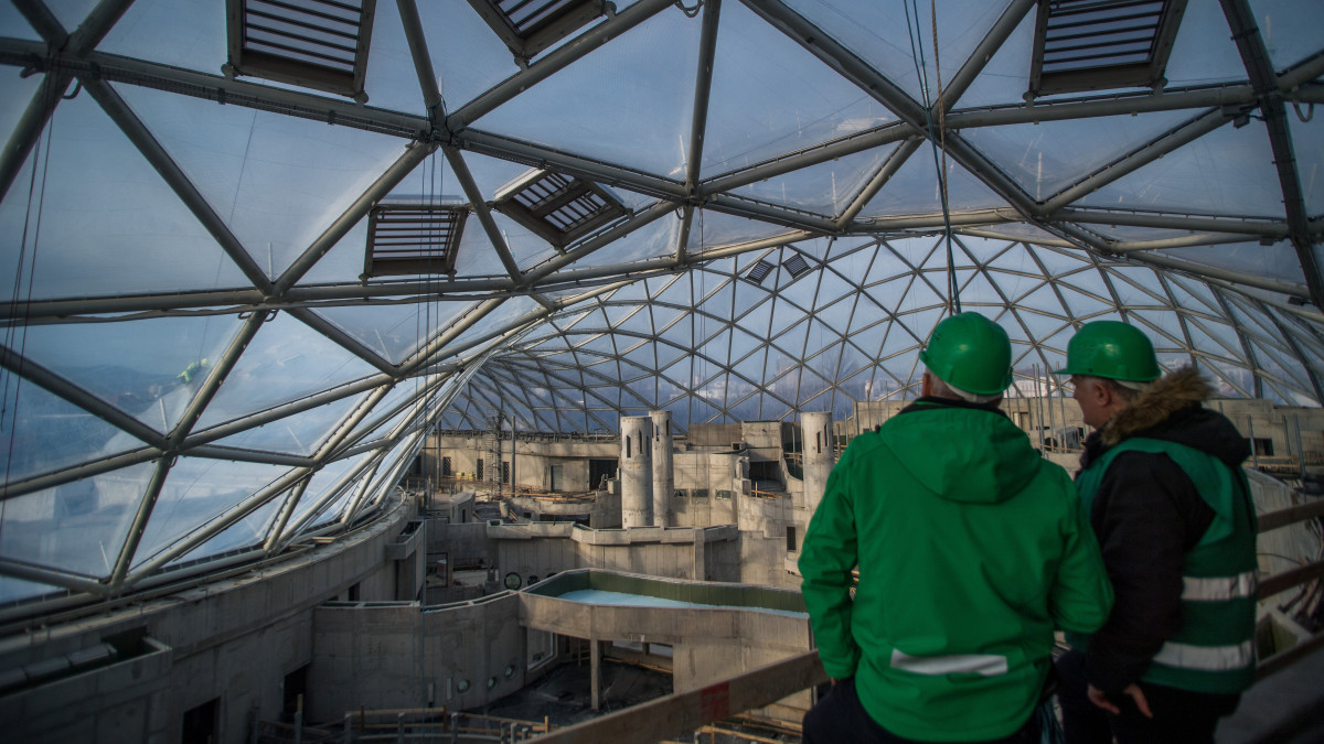 Az 1,7 hektárnyi területen épülő fedett állat-és növénypark, a biodóm a Fővárosi Állat- és Növénykertben 2019. december 17-én. A kormány által eddig biztosított nettó 43,7 milliárd forinton felül még további mintegy 20 milliárdra van szükség a Fővárosi Állat- és Növénykert új területein épülő Pannon Park és benne a biodóm építésének befejezéséhez. A beruházás jelenleg 75 százalékos készültségi szinten van, a közönség 2021 végén veheti birtokba a Pannon Parkot.