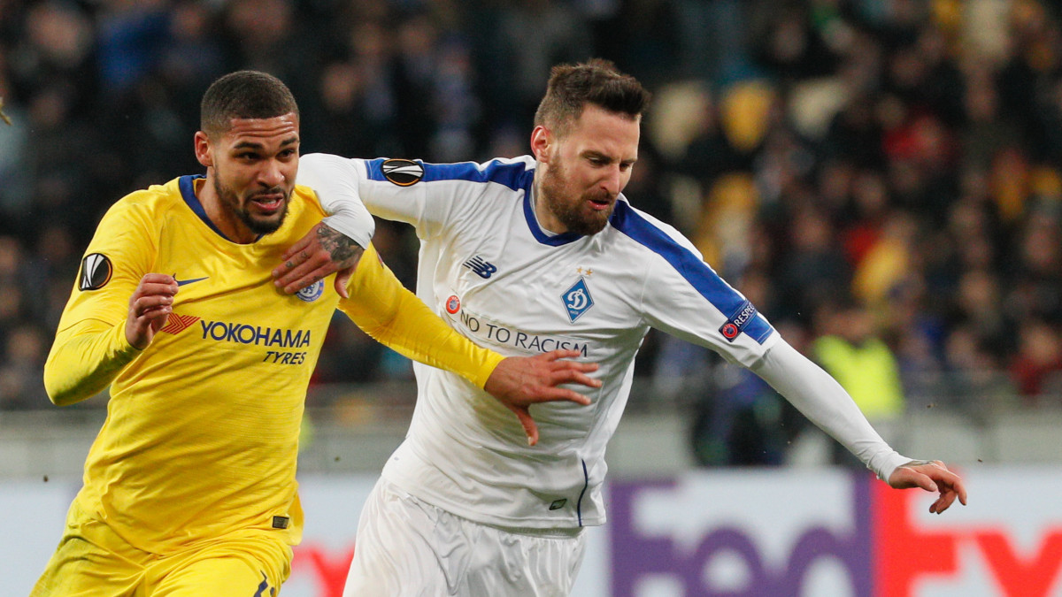 Kádár Tamás, a Dinamo Kijev (j) és Ruben Loftus-Cheek, a Chelsea játékosa a labdarúgó Európa-liga nyolcaddöntőjének visszavágó mérkőzésén a kijevi Olimpiai Stadionban 2019. március 14-én.