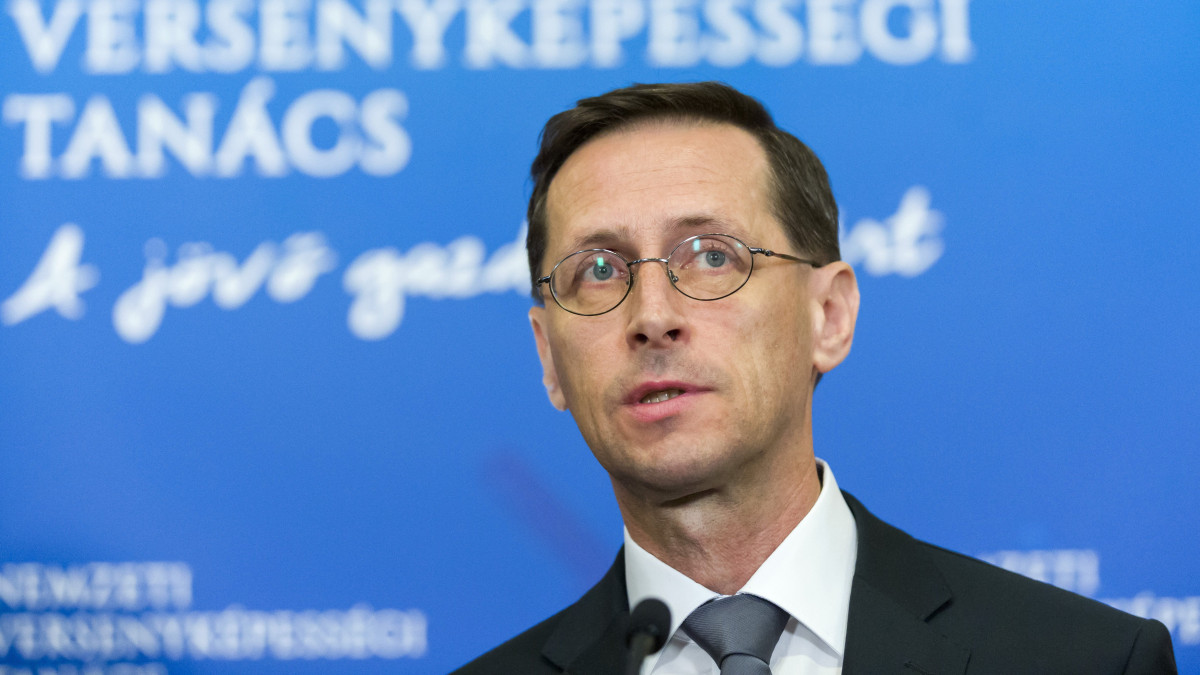 Varga Mihály pénzügyminiszter a Nemzeti Versenyképességi Tanács ülése után tartott sajtótájékoztatón a minisztériumban 2018. június 26-án.