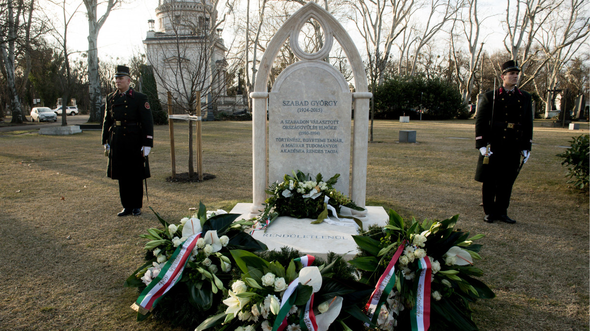 Koszorúk a rendszerváltozás utáni első szabadon választott Országgyűlés elnöke, Szabad György Széchenyi-díjas történész, akadémikus síremlékénél a Fiumei úti sírkertben 2020. február 5-én.