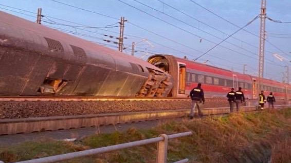 Megjöttek az első fotók a kisiklott vonatról