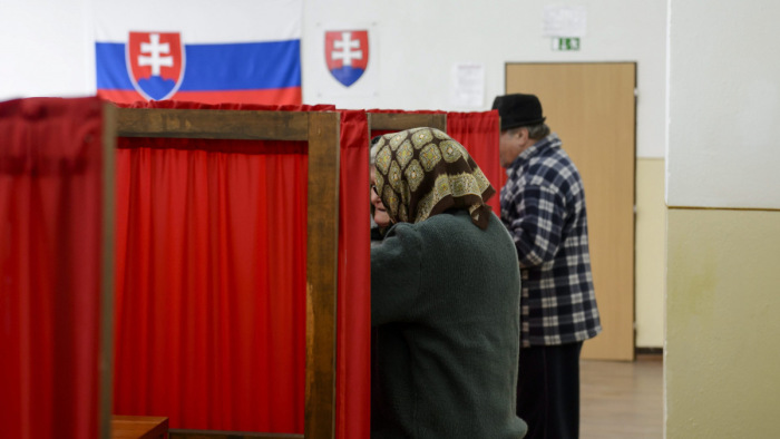 Halálesetek miatt később zárnak a szlovákiai szavazóhelyiségek