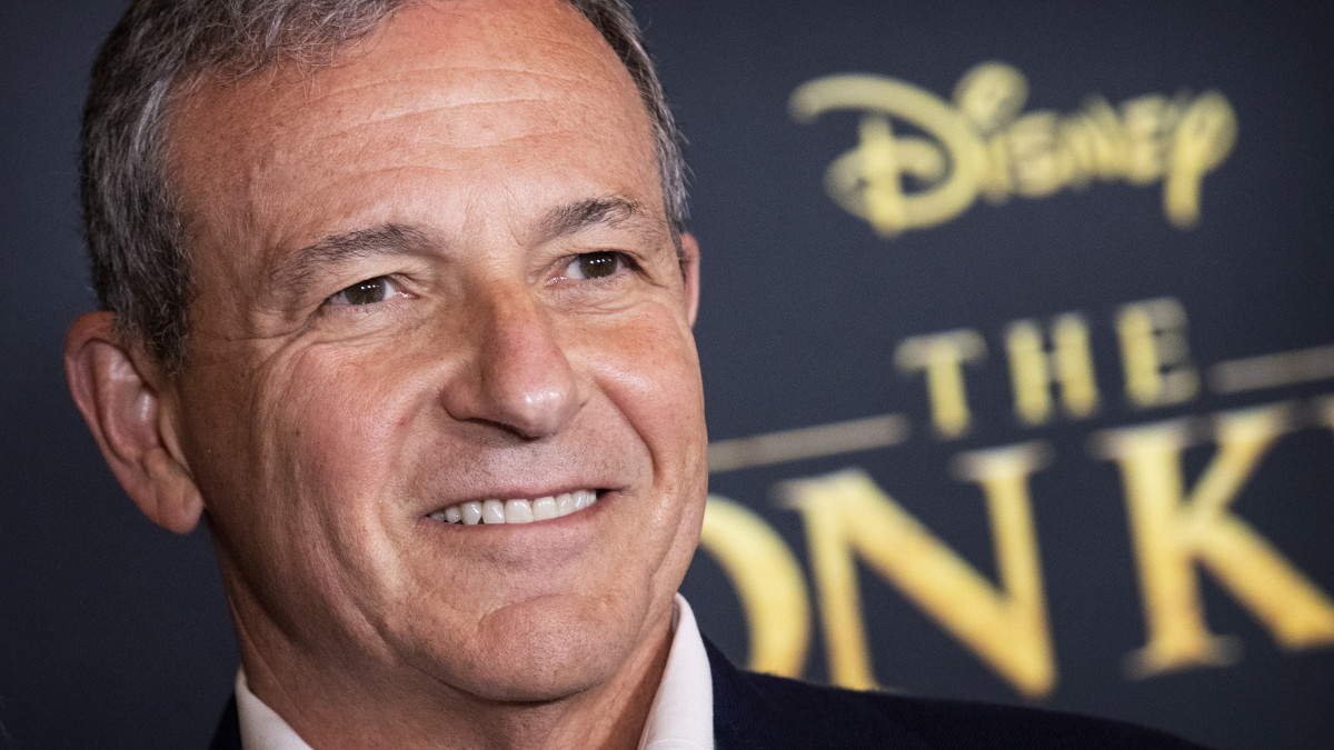 Bob Iger, a Walt Disney amerikai társaság elnök-vezérigazgatója az Oroszlánkirály (The Lion King) című fotórealisztikus komputeranimációs film bemutatóján a Los Angeles-i Hollywoodban 2019. július 9-én.