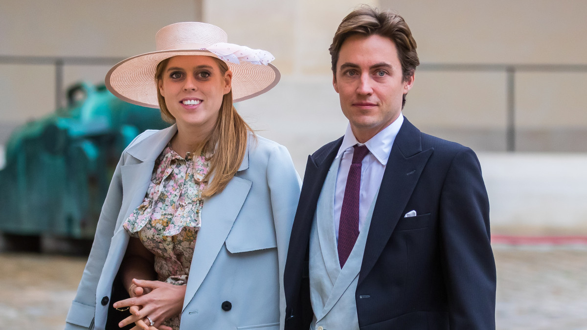 Beatrix yorki hercegnő és jegyese, Edoardo Mapelli Mozzi érkezik Jean-Christophe Napoléon Bonaparte hercegnek, I. Napóleon francia császár 33 éves leszármazottjának és menyasszonyának, a 31 éves Olympia Arco-Zinneberg grófnőnek az esküvőjére az Invalidusok házának Szent Lajos-templomába Párizsban 2019. október 19-én.