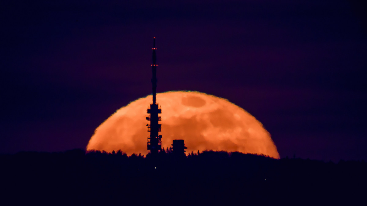 A felkelő hold a kékestetői tévétorony mellett, Apc közeléből fotózva 2020. február 9-én.