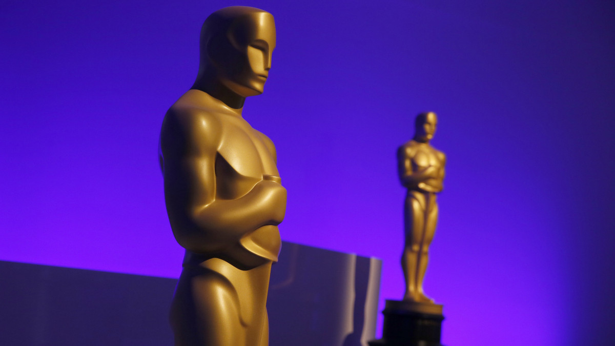 Az amerikai filmakadémia ikonikus szobrai az Oscar-díjak idei jelöltjeinek gálavacsoráján a Los Angeles-i Loews Hotelben 2020. január 27-én. A 92. alkalommal tartandó átadóünnepséget helyi idő szerint február 9-én rendezik a kaliforniai nagyváros Hollywood negyedének Dolby Színházában.