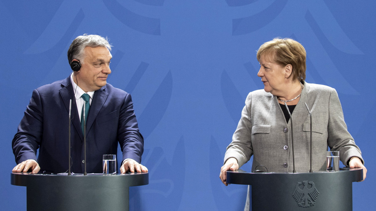 Angela Merkel német kancellár sajtónyilatkozatot tesz Orbán Viktor miniszterelnök (b) társaságában Berlinben, a kancellár hivatalában 2020. február 10-én.