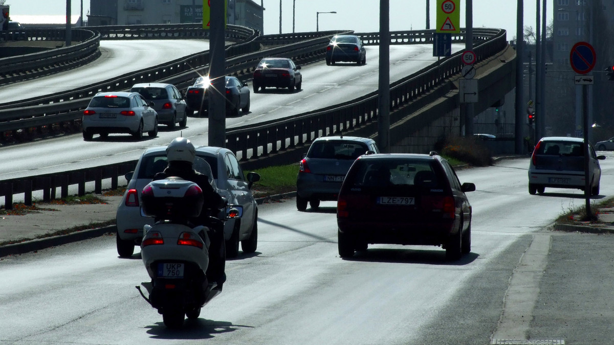 Gépjárművek haladnak a Szentendrei útról az Árpád hídra vezető felüljárón (b) Pest irányába, valamint a Pacsirtamező- és a Vörösvári útra vezető útpálya szakaszon a Flórián térnél. MTVA/Bizományosi: Jászai Csaba  *************************** Kedves Felhasználó!