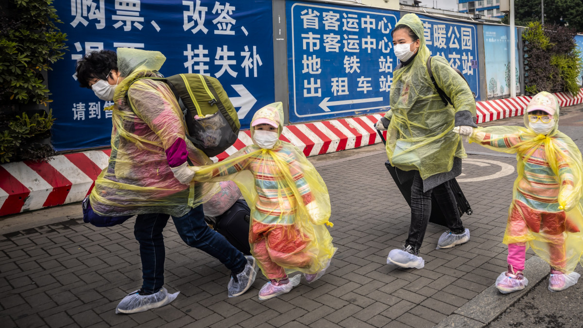 Védőmaszkos utasok a kuangcsoui központi pályaudvarnál 2020. február 12-én. A koronavírus előidézte tüdőgyulladás halálos áldozatainak száma 1114-re emelkedett Kínában, a legtöbben a járvány gócpontjában, Hupej tartomány székhelyén, Vuhanban hunytak el.