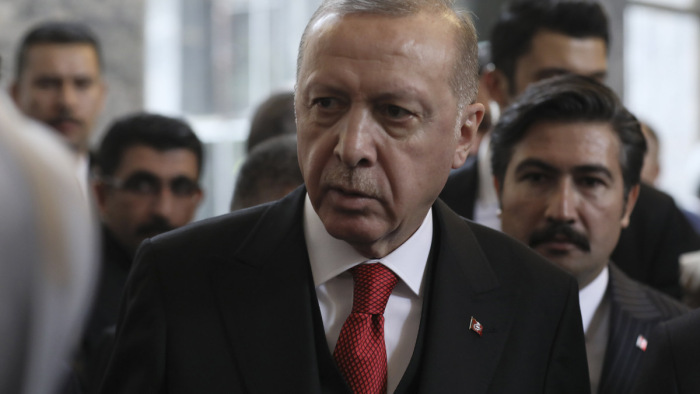 Lezárták a török határokat, Erdogan gigacsomagot jelentett be